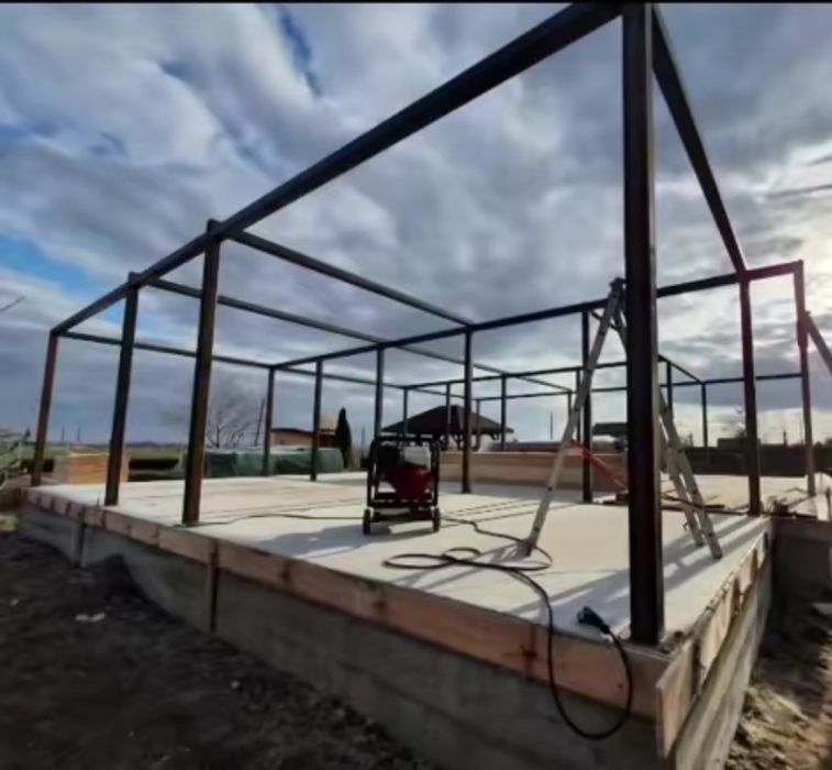 Vindem case din structură metalică învelite cu panou sandwich