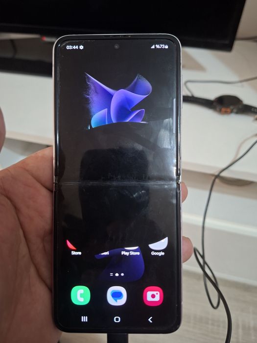 Самсунг zflip3  без драскотина