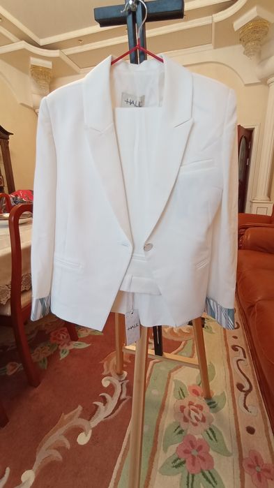 Ок костюм шим сотилади енги