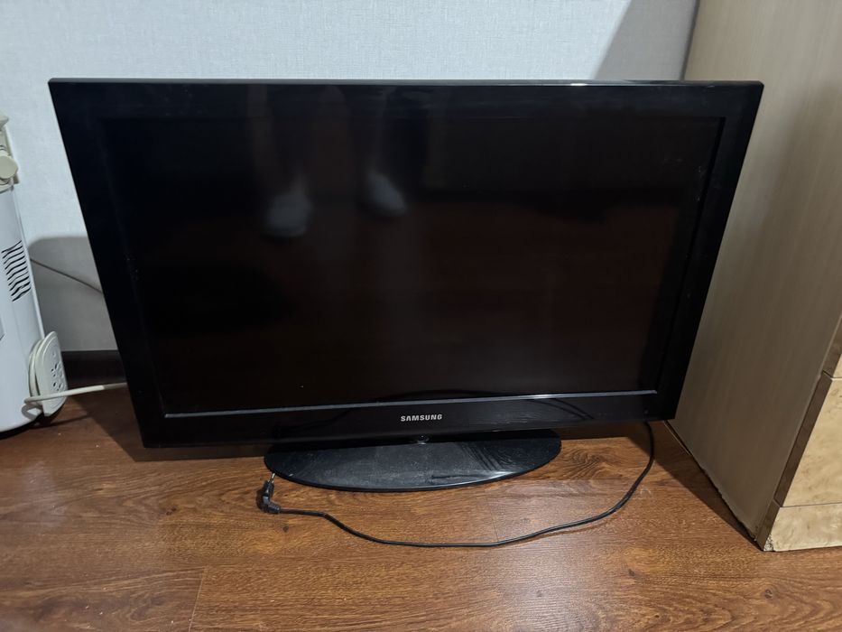 Продам рабочий телевизор 80 диагональ