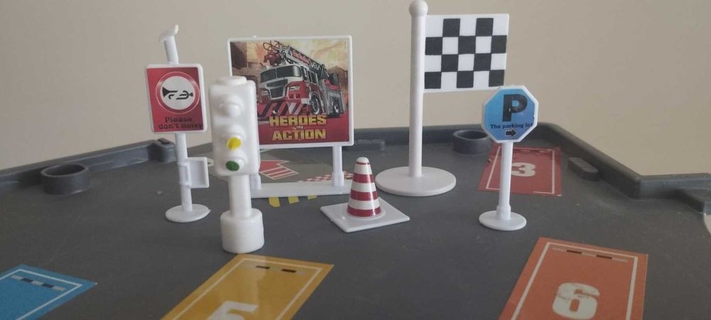 Голяма Паркинг писта на 4 нива + 8 колички+пътни знаци