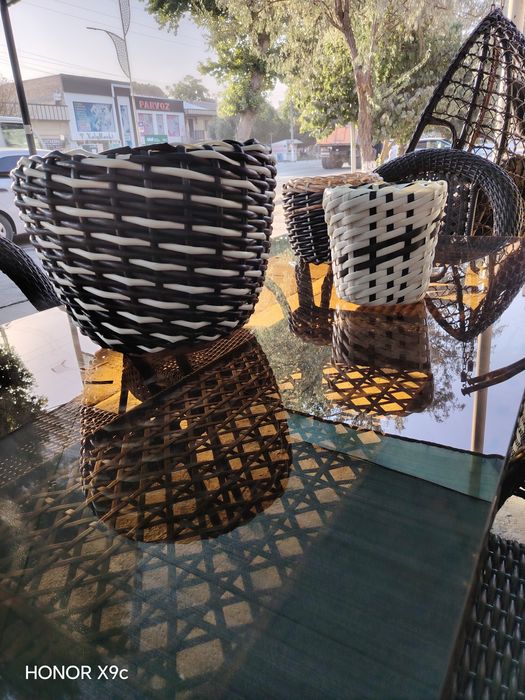 Стол ва стуллар ва качеля гул туваклар