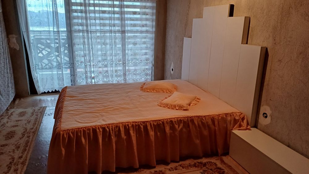 Спалня с матрак .