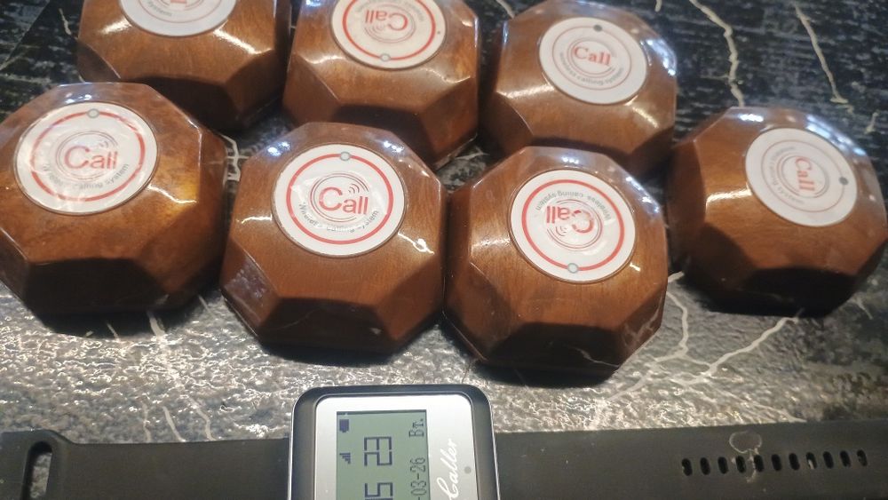 Кнопки и часы для официантов продам