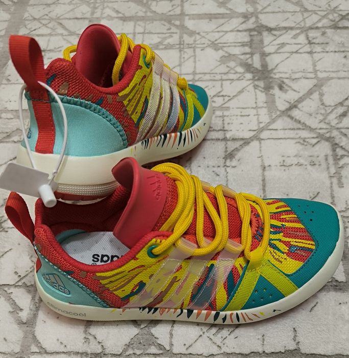 Кроссовки новые яркие