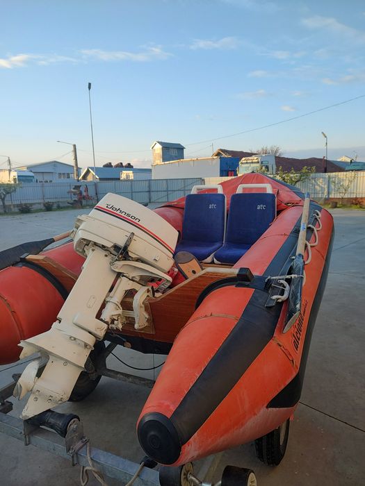 Barca gonflabila cu motor Johnson 20 cp