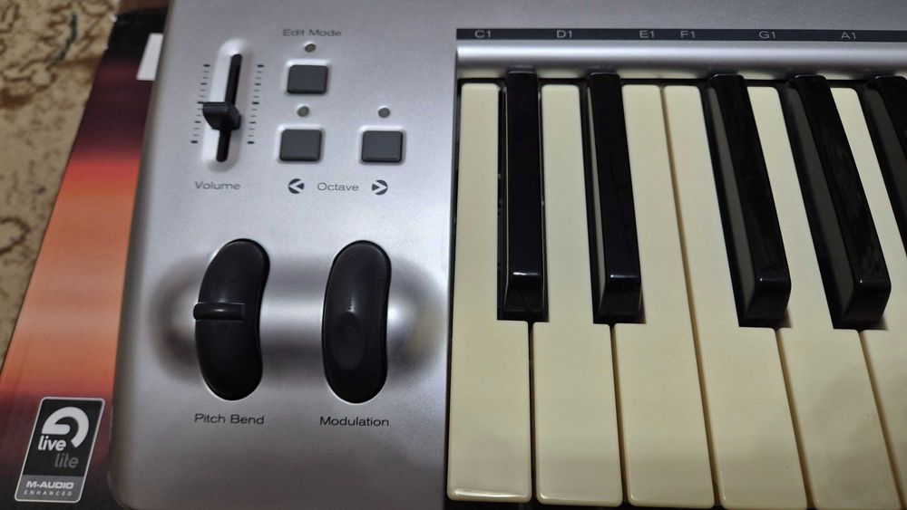 Продам миди клавиатуру m-audio