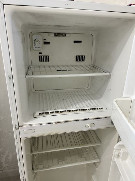 Холодильник LG продам среднего размера