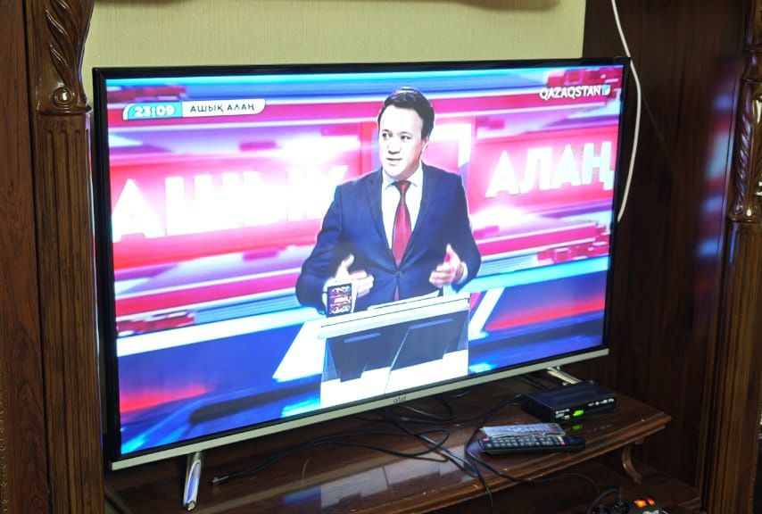 Хороший большой телевизор "ARTEL" 127 -диоганаль.