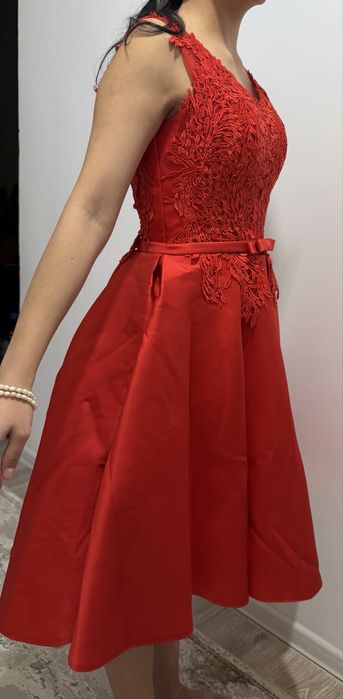 Красное нарядное платье