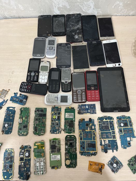 Продам не рабочи телефон