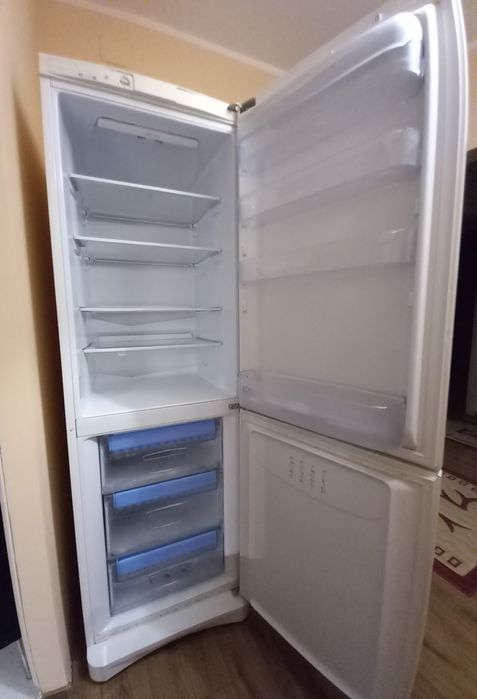 Vând combina Indesit.Stare bună 400 ron negociabil.