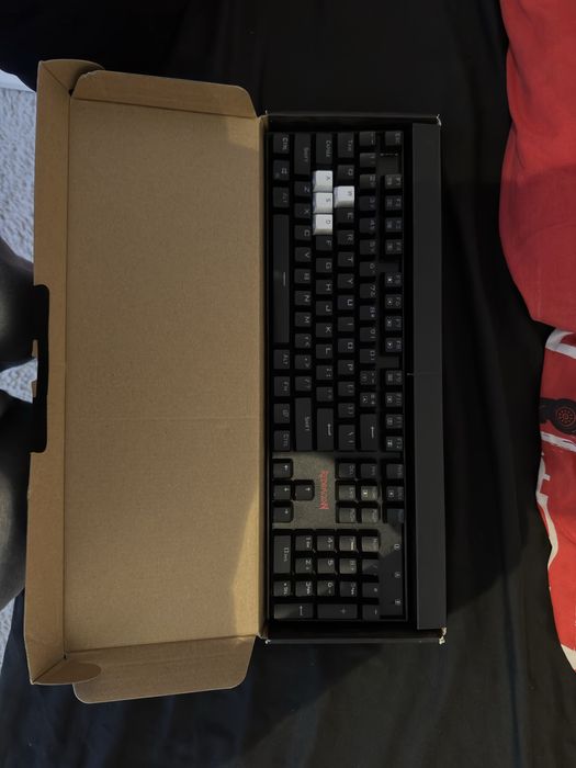 Vand tastatura red magic