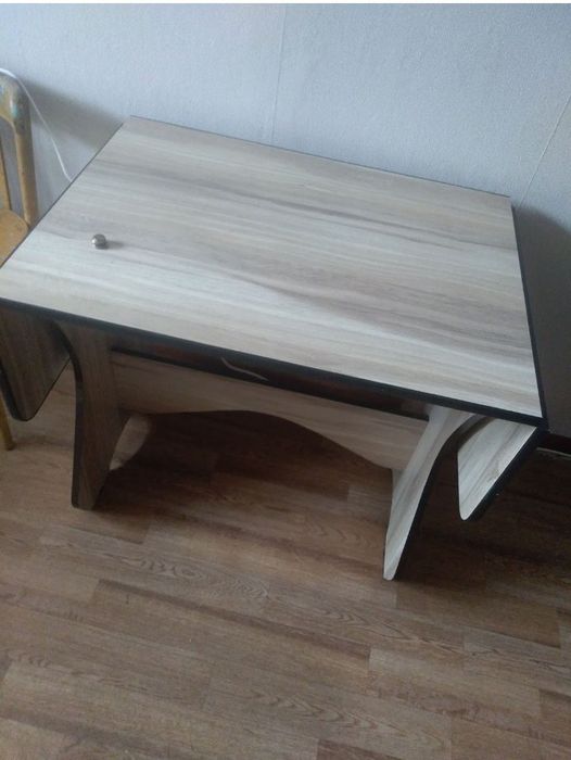 Продается качественный кухонный стол