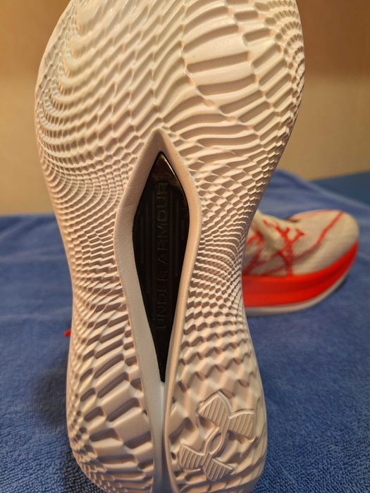 Чисто нови дамски маратонки Under Armour flow