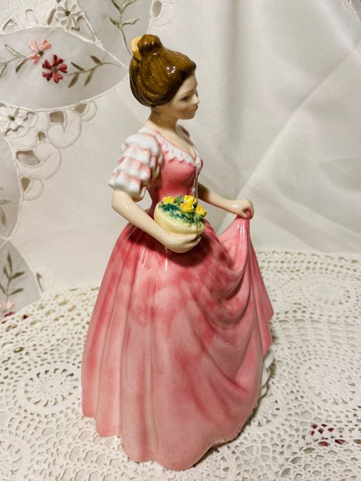 порцеланова статуетка