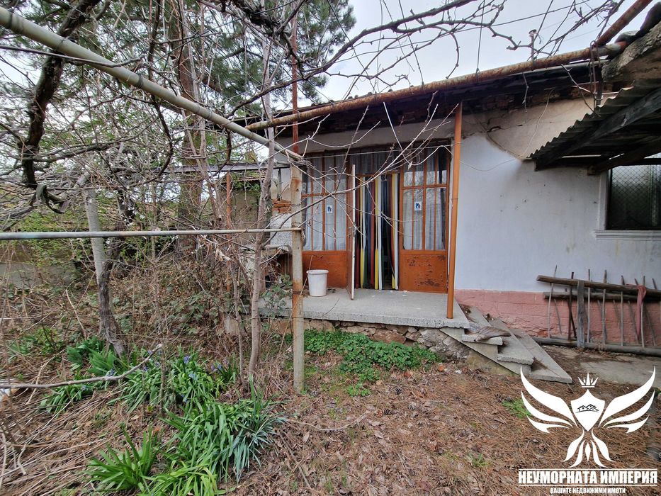 Продавам едноетажна къща с постройки 110РЗП и 1700кв. двор в село Искра на първа линия асфалтов път