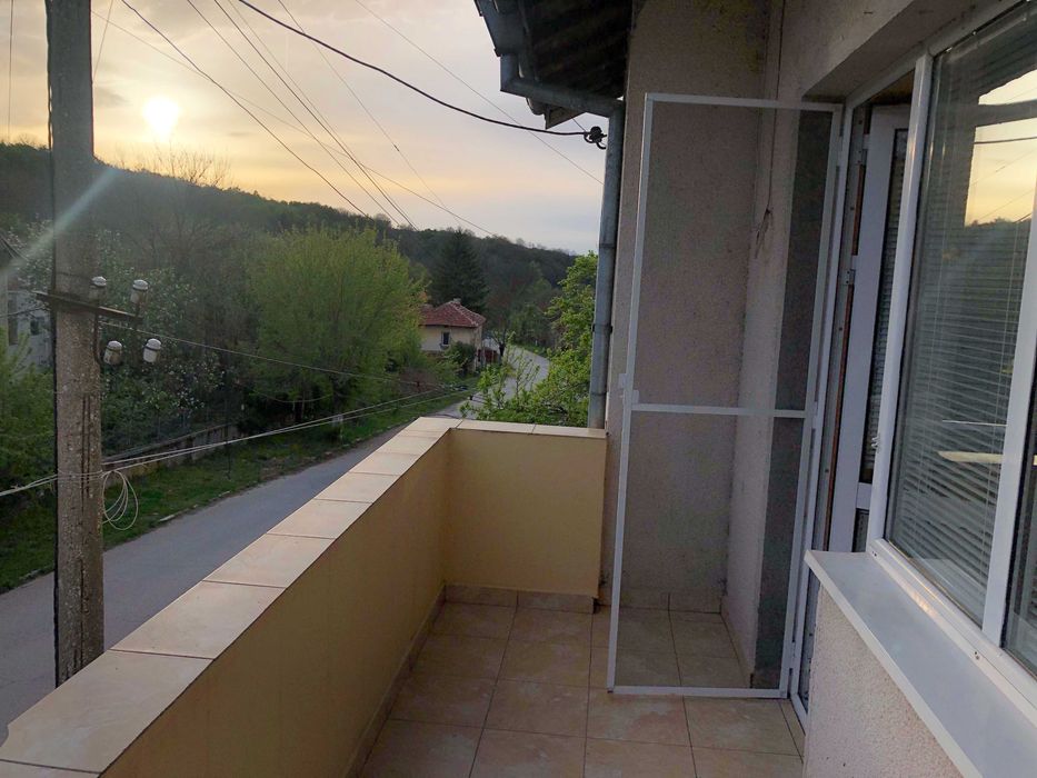 Продавам двуетажна къща