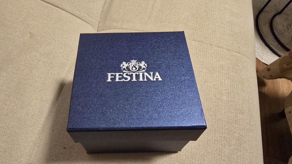 Часовник Фестина нов с международна гаранция.