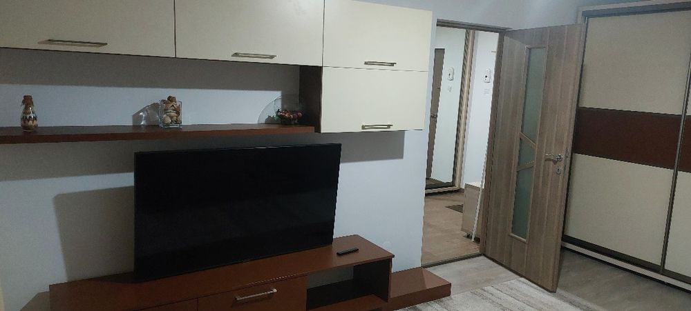Închiriez apartament cu 3 camere A.I Cuza