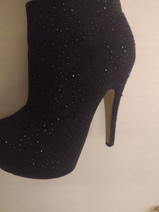 Обувки с висок ток (боти)