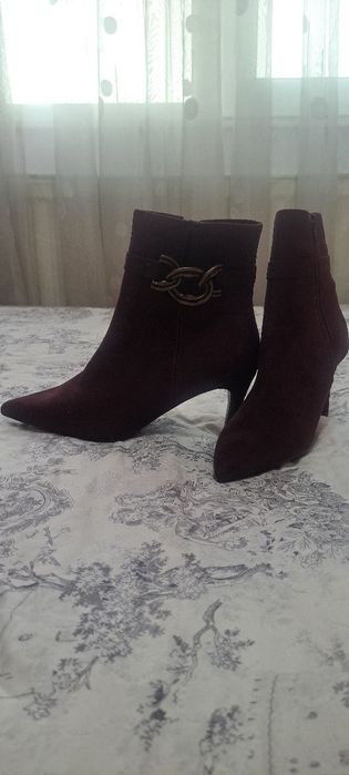 Чисто нови обувки и боти