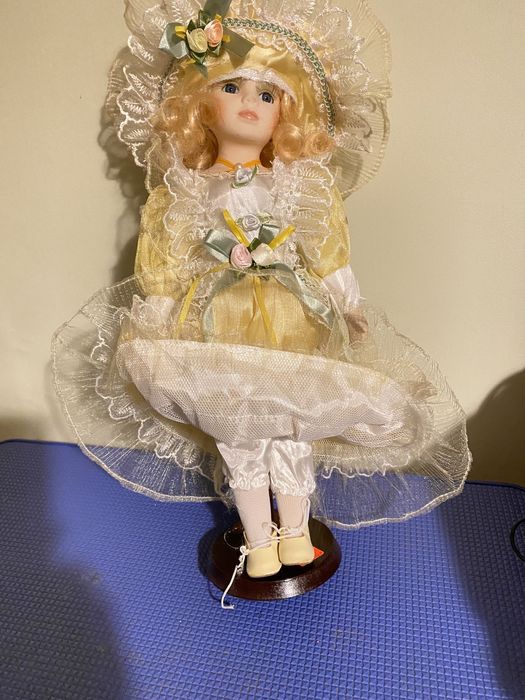 Кукла на стойка висока 40 см