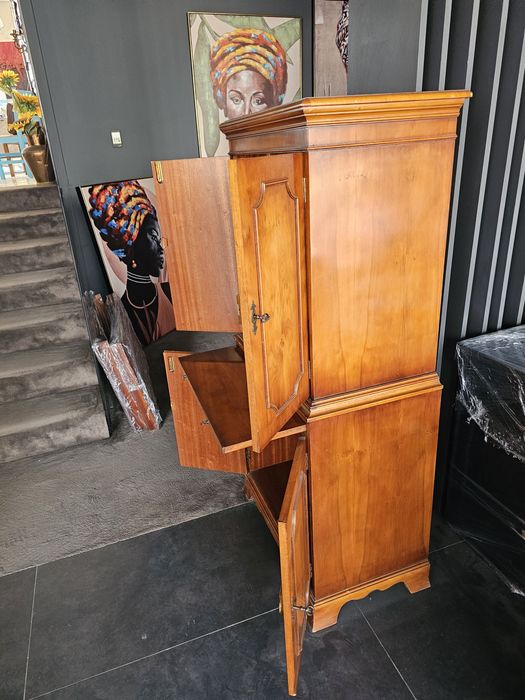 Шкаф за напитки изработен  с естествен  орехов фурнир