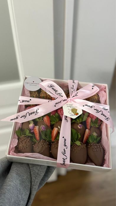 Клубника в шоколаде, сухофрукты