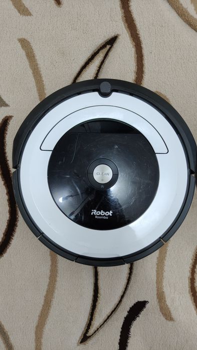 Robot aspirator iRobot Roomba  676 și 691