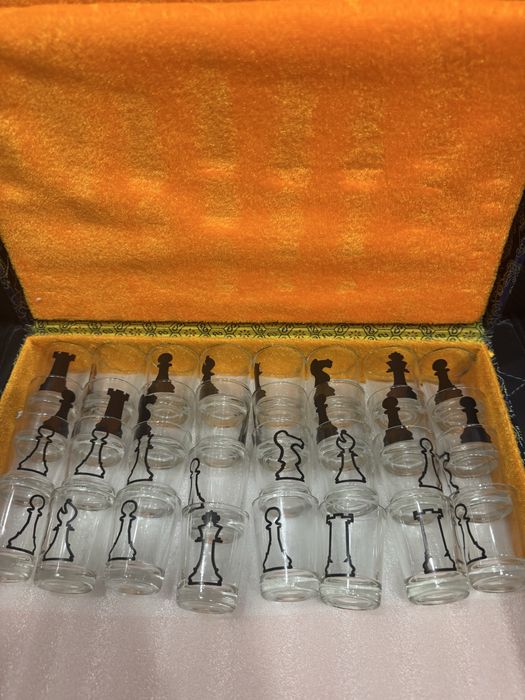 Рюмки шахматы в дипломате