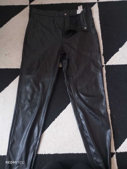 Актуален модел кожен панталон и актуална блузка туника.