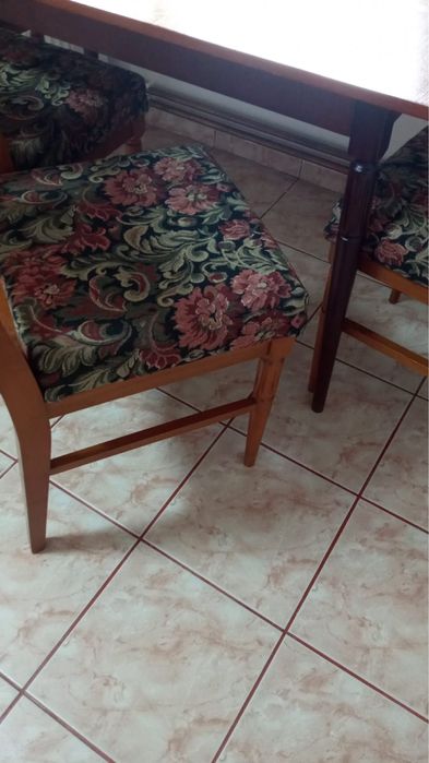 Masa din lemn masiv cu 4 scaune tapitate