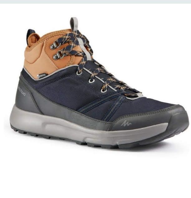 Кроссовки демисезонные, высокие.