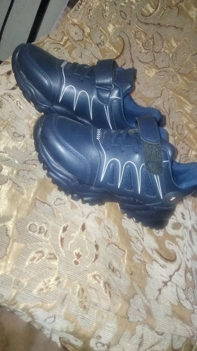 Продам кроссовки детские новые