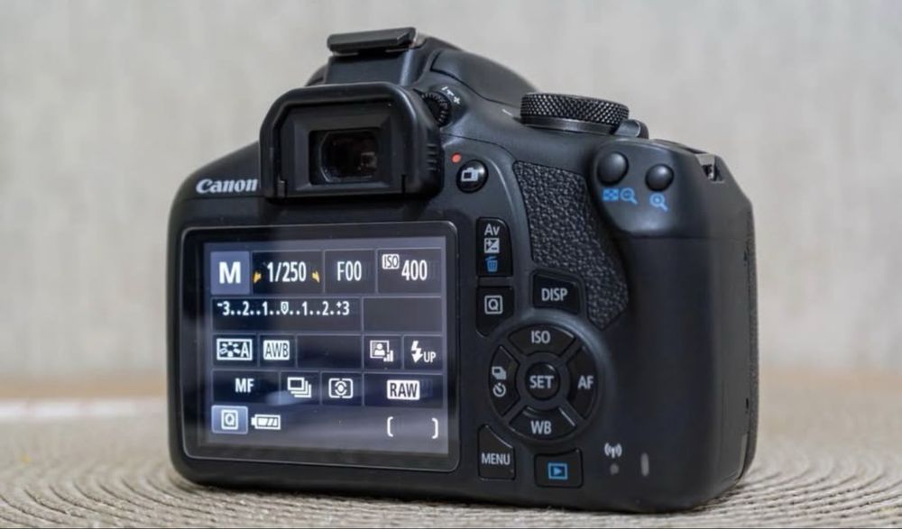 6600 кадъра + подарък чанта DSLR фотоапарат CANON EOS 2000D