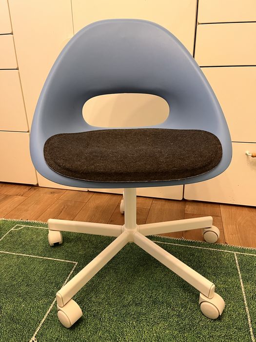 Scaun birou IKEA, albastru, cu roți, pernă din fetru