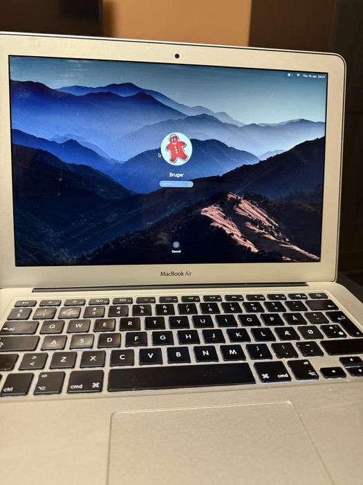 MacBook Air 13” A1466 – Intel i5 – SSD – Ușor și silențios