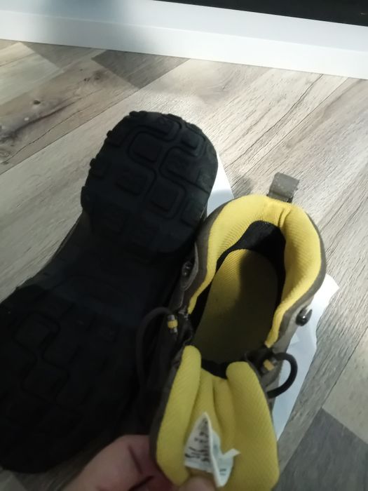 Vând bocanci drumetie pentru femei, marca Quechua, ghete Musette și bo