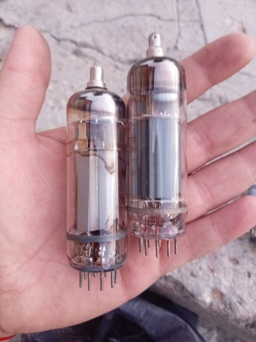 Стари радио телевизионни лампи