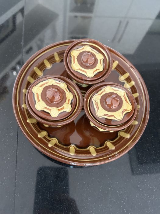 Чинии български мотиви, глинен гювеч