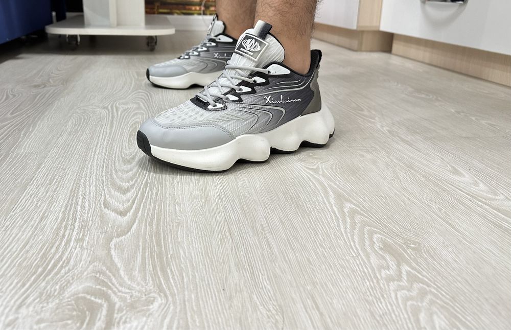 Кроссовки фирменные новые