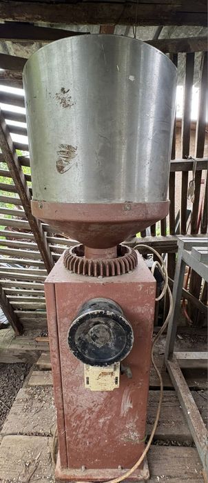 Moară electrică pentru cereale(sau măcinător de furaje)