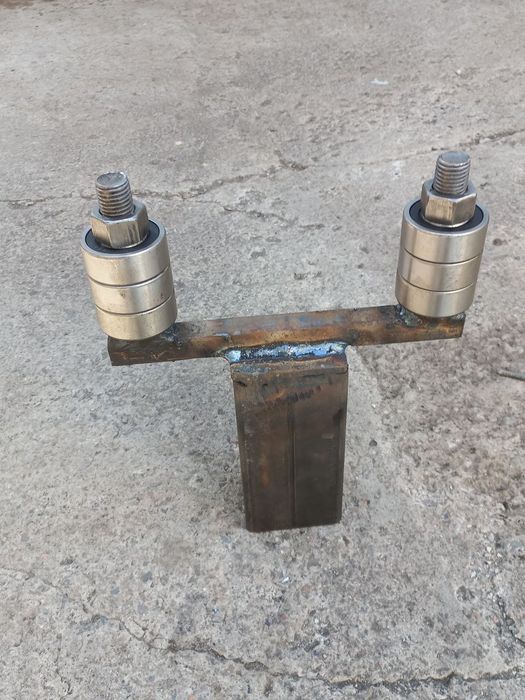 Откатные ворота ставим на колеса по рельсу