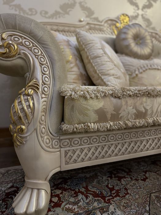 Роскошный диван в классическом стиле