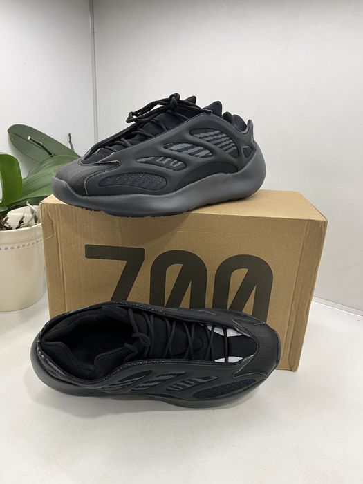 Yeezy 700 V3 - 43