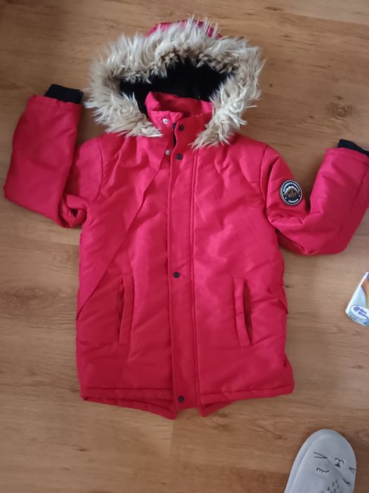 Vând geaca unisex.Culoare roșu mai închis.