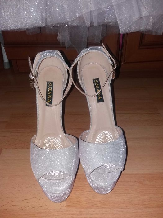 Рокля за абитуриентски бал