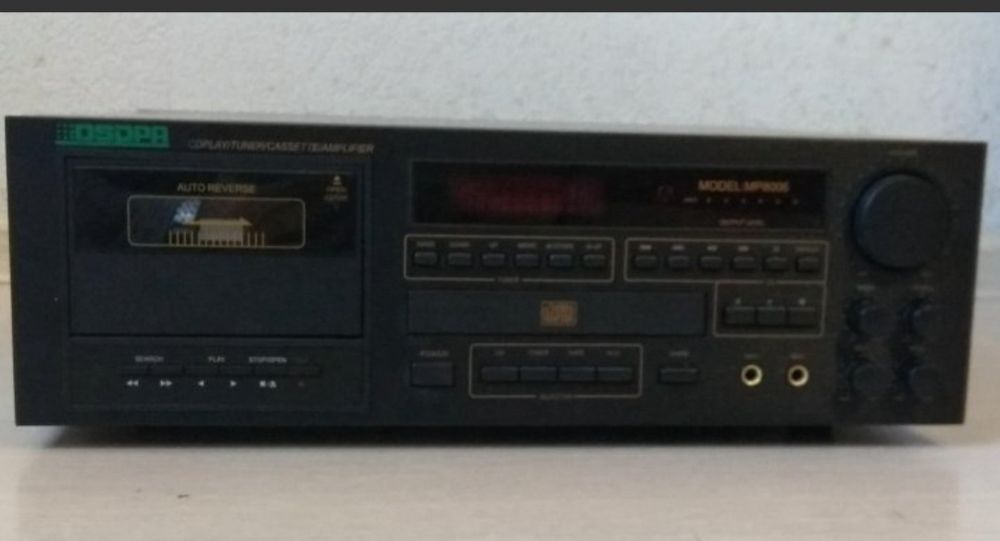 Усилитель звука проигрыватель СД кассеты и тюнер