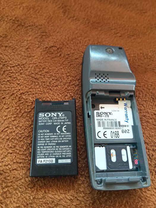 Мобилен апарат Sony J70